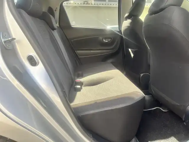 トヨタ ヴィッツ U 島根県 2014(平26)年 2.8万km シルバーM 純正ＳＤナビ　/フルセグＴＶ　/Ｂｌｕｅｔｏｏｔｈ接続　/DVD再生/ドライブレコーダー　/ＥＴＣ　/運転席シートヒーター　/横滑り防止装置　/アイドリングストップ　/スマートキー　/プッシュスタート