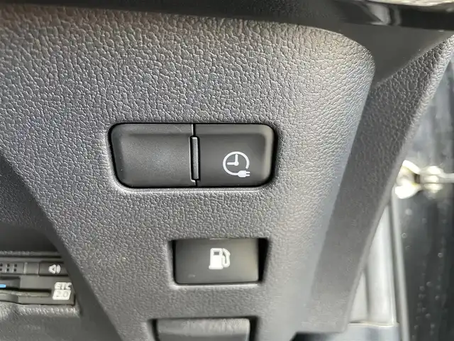 トヨタ プリウス ＰＨＶ A 千葉県 2017(平29)年 7.7万km アティチュードブラックマイカ ワンオーナー/純正11.6インチTコネクトSDナビ/・フルセグTV/Bluetooth/バックカメラ/トヨタセーフティーセンス/・プリクラッシュセーフティー/・レーンディパーチャーアラート/・インテリジェントクリアランスソナー/・ブラインドスポットモニター/・アダプティブクルーズコントロール/前席シートヒーター/ステアリングヒーター/AC100V1500W電源/前後コーナーセンサー/純正LEDヘッドライト/フォグランプ/純正17インチアルミホイール/スマートキー/純正ビルトインETC2.0/本革巻きステアリング/サイド＆カーテンエアバッグ/新車時保証書＆取扱説明書