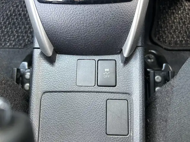 トヨタ カローラ フィールダー 1．5G エアロツアラー 埼玉県 2017(平29)年 3.4万km スーパーレッドⅤ パナソニックナビオーディオ/（AM/FM/フルセグTV/BT/CD/DVD/SD）/フルセグTV/バックカメラ/ビルトインETC/Toyota Safety Sense/・プリクラッシュセーフティ/・レーンディパーチャーアラート/前後ドライブレコーダー/アイドリングストップ/オートライト/オートマチックハイビーム/オートエアコン/プッシュスタートボタン/4WD/純正フロアマット/純正ドアバイザー/車両/ナビ 取扱説明書/保証書