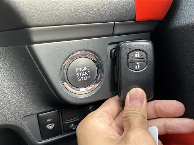 トヨタ カローラ フィールダー 1．5G エアロツアラー 埼玉県 2017(平29)年 3.4万km スーパーレッドⅤ パナソニックナビオーディオ/（AM/FM/フルセグTV/BT/CD/DVD/SD）/フルセグTV/バックカメラ/ビルトインETC/Toyota Safety Sense/・プリクラッシュセーフティ/・レーンディパーチャーアラート/前後ドライブレコーダー/アイドリングストップ/オートライト/オートマチックハイビーム/オートエアコン/プッシュスタートボタン/4WD/純正フロアマット/純正ドアバイザー/車両/ナビ 取扱説明書/保証書