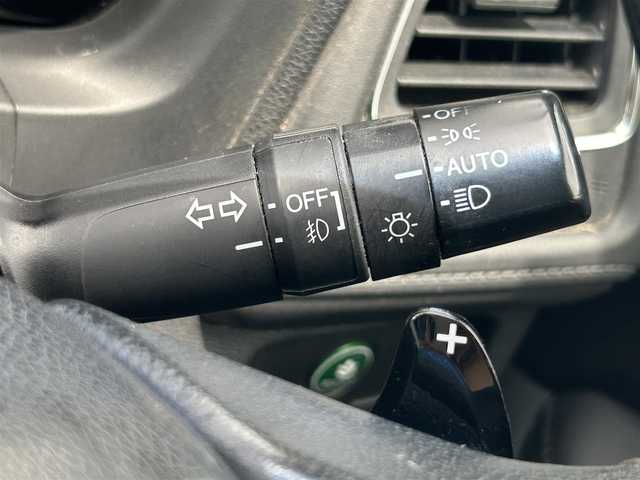ホンダ ヴェゼル ハイブリッド Z 熊本県 2014(平26)年 18.3万km ホワイトオーキッドパール ワンオーナー/純正ナビ/・AM/FM/CD/DVD/USB/SD/iPod/BT/・フルセグTV/バックカメラ/安心パッケージ/・リアクティブフォースペダル/・シティブレーキアクティブシステム/寒冷地仕様/横滑り防止機能/車両接近通報装置/クルーズコントロール/革巻きステアリング/・ステアリングリモコン/・パドルシフト/ハーフレザーシート/・D/N席シートヒーター/オートライト/・フォグランプ/・LEDライト/電動格納ミラー/・ウィンカーミラー/・リバース連動ドアミラー/電動サイドブレーキ/・ホールドボタン/純正フロアマット/純正アルミホイール/スマートキー