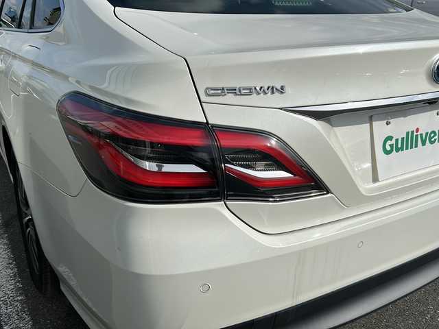 トヨタ クラウン ハイブリッド S Cパッケージ 茨城県 2018(平30)年 4.9万km ホワイトパールクリスタルシャイン 純正ナビ/　CD/DVD/フルセグTV/Bluetooth/トヨタセーフティセンス/レーダークルーズコントロール/レーンキープアシスト/衝突軽減ブレーキ/クリアランスソナー/先行車発進警報/ロードサインアシスト/ヘッドアップディスプレイ/ブラインドスポットモニター/オートハイビーム/電動パーキング/オートホールド/前席パワーシート/前席シートヒーター/ステアリングヒーター/ETC/パドルシフト/LEDライト/フォグランプ/フロアマット/ドアバイザー/純正アルミホイール