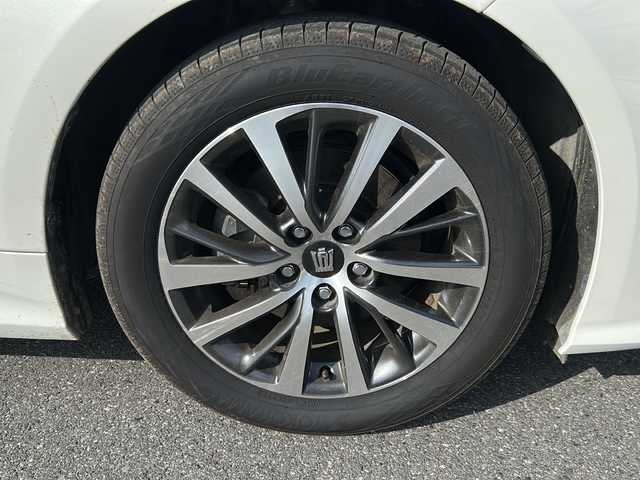 トヨタ クラウン ハイブリッド S Cパッケージ 茨城県 2018(平30)年 4.9万km ホワイトパールクリスタルシャイン 純正ナビ/　CD/DVD/フルセグTV/Bluetooth/トヨタセーフティセンス/レーダークルーズコントロール/レーンキープアシスト/衝突軽減ブレーキ/クリアランスソナー/先行車発進警報/ロードサインアシスト/ヘッドアップディスプレイ/ブラインドスポットモニター/オートハイビーム/電動パーキング/オートホールド/前席パワーシート/前席シートヒーター/ステアリングヒーター/ETC/パドルシフト/LEDライト/フォグランプ/フロアマット/ドアバイザー/純正アルミホイール