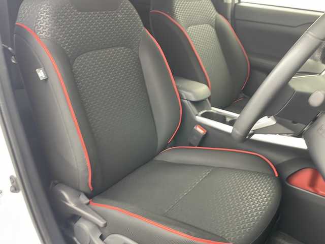 トヨタ ライズ Z 茨城県 2023(令5)年 2.1万km ブラックマイカメタリック/シャイニングホワイトパール 衝突軽減ブレーキ/SDナビ/全周囲カメラ/アダプティブクルーズコントロール/LEDオートライト/シートヒーター/純正フロアマット/純正17インチアルミホイール/オートブレーキホールド/スマートキー2本/ETC/禁煙車