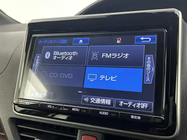 トヨタ エスクァイア ハイブリッド Gi 千葉県 2016(平28)年 6万km シルバーM 禁煙車/トヨタセーフティセンス/・先行車発進システム/・レーンディパーチャーアラート/・クルーズコントロール/両側電動ドア/純正９インチメモリナビ/・型番：NSZT-Y66T/・CD/DVD/Bluetooth/フルセグTV/・バックカメラ/・ビルトインETC/革巻きステアリング/・ステアリングスイッチ/レザーシート/・DNシートヒーター/左右独立エアコン/純正フロアマット/純正１５インチAW/オートライト/・オートマチックハイビーム/・LEDヘッドライト/・LEDフォグランプ