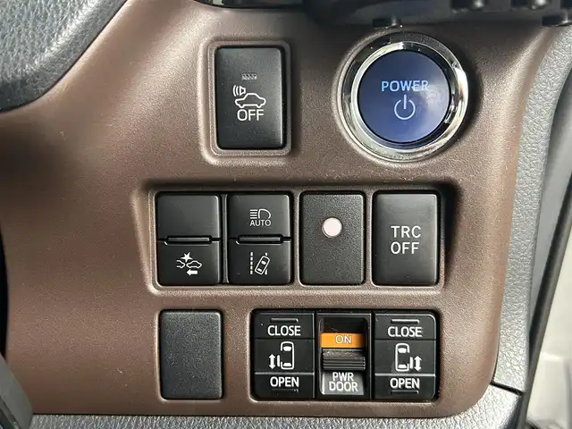 トヨタ エスクァイア ハイブリッド Gi 千葉県 2016(平28)年 6万km シルバーM 禁煙車/トヨタセーフティセンス/・先行車発進システム/・レーンディパーチャーアラート/・クルーズコントロール/両側電動ドア/純正９インチメモリナビ/・型番：NSZT-Y66T/・CD/DVD/Bluetooth/フルセグTV/・バックカメラ/・ビルトインETC/革巻きステアリング/・ステアリングスイッチ/レザーシート/・DNシートヒーター/左右独立エアコン/純正フロアマット/純正１５インチAW/オートライト/・オートマチックハイビーム/・LEDヘッドライト/・LEDフォグランプ