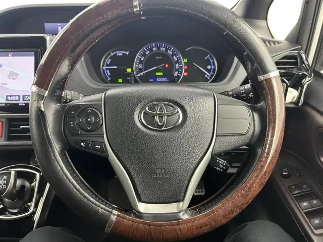 トヨタ エスクァイア ハイブリッド Gi 千葉県 2016(平28)年 6万km シルバーM 禁煙車/トヨタセーフティセンス/・先行車発進システム/・レーンディパーチャーアラート/・クルーズコントロール/両側電動ドア/純正９インチメモリナビ/・型番：NSZT-Y66T/・CD/DVD/Bluetooth/フルセグTV/・バックカメラ/・ビルトインETC/革巻きステアリング/・ステアリングスイッチ/レザーシート/・DNシートヒーター/左右独立エアコン/純正フロアマット/純正１５インチAW/オートライト/・オートマチックハイビーム/・LEDヘッドライト/・LEDフォグランプ