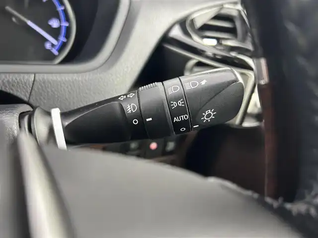 トヨタ エスクァイア ハイブリッド Gi 千葉県 2016(平28)年 6万km シルバーM 禁煙車/トヨタセーフティセンス/・先行車発進システム/・レーンディパーチャーアラート/・クルーズコントロール/両側電動ドア/純正９インチメモリナビ/・型番：NSZT-Y66T/・CD/DVD/Bluetooth/フルセグTV/・バックカメラ/・ビルトインETC/革巻きステアリング/・ステアリングスイッチ/レザーシート/・DNシートヒーター/左右独立エアコン/純正フロアマット/純正１５インチAW/オートライト/・オートマチックハイビーム/・LEDヘッドライト/・LEDフォグランプ