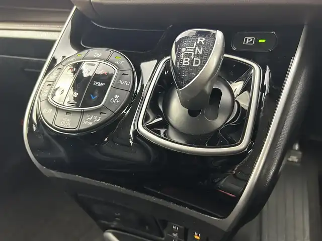 トヨタ エスクァイア ハイブリッド Gi 千葉県 2016(平28)年 6万km シルバーM 禁煙車/トヨタセーフティセンス/・先行車発進システム/・レーンディパーチャーアラート/・クルーズコントロール/両側電動ドア/純正９インチメモリナビ/・型番：NSZT-Y66T/・CD/DVD/Bluetooth/フルセグTV/・バックカメラ/・ビルトインETC/革巻きステアリング/・ステアリングスイッチ/レザーシート/・DNシートヒーター/左右独立エアコン/純正フロアマット/純正１５インチAW/オートライト/・オートマチックハイビーム/・LEDヘッドライト/・LEDフォグランプ