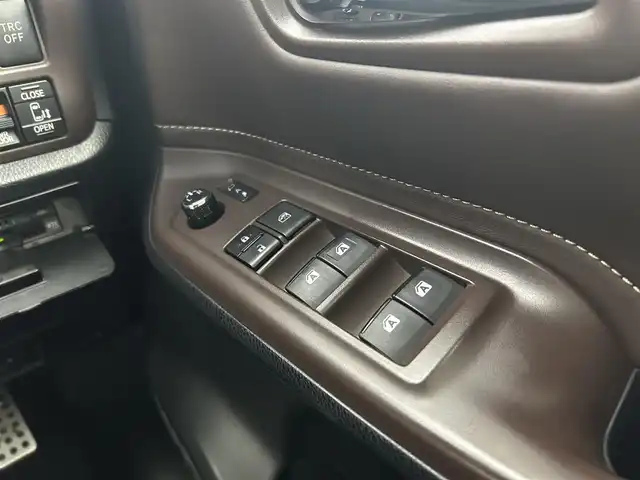 トヨタ エスクァイア ハイブリッド Gi 千葉県 2016(平28)年 6万km シルバーM 禁煙車/トヨタセーフティセンス/・先行車発進システム/・レーンディパーチャーアラート/・クルーズコントロール/両側電動ドア/純正９インチメモリナビ/・型番：NSZT-Y66T/・CD/DVD/Bluetooth/フルセグTV/・バックカメラ/・ビルトインETC/革巻きステアリング/・ステアリングスイッチ/レザーシート/・DNシートヒーター/左右独立エアコン/純正フロアマット/純正１５インチAW/オートライト/・オートマチックハイビーム/・LEDヘッドライト/・LEDフォグランプ