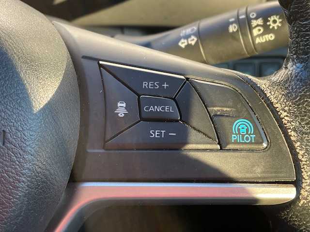 日産 セレナ ハイウェイスター G 富山県 2016(平28)年 10.8万km ダイヤモンドブラック フリップダウンモニター/純正9インチナビ/CD/DVD/TV/SD/Bluetooth/アラウンドビューモニター/プロパイロット/両側パワースライドドア/ETC/電子パーキングブレーキ/TVキャンセラー/前席シートヒーター/プッシュスタート/スマートキー/スペアキー１本/取説