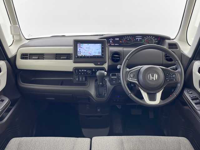 ホンダ Ｎ ＢＯＸ L ターボ 秋田県 2022(令4)年 2万km プラチナホワイトパール 純正ナビ【FM/AM/BT/CD】 /両側パワースライドドア  /ETC /バックカメラ　/前後ドライブレコーダー　/クリアランスソナー　/横滑り防止装置　/ブレーキホールド　/自動パーキングブレーキ　/衝突被害軽減システム　/コーナーセンサー /オートエアコン /前席シートヒーター/革巻きステアリング/ホンダECON/ステアリングリモコン/クルーズコントロール/パドルシフト/オートライト/ライトレベライザー /スマートキー/プッシュスタート /USBポート/純正フロアマット/リアサンシェード /サイドバイザー /社外AW/ウィンカーミラー