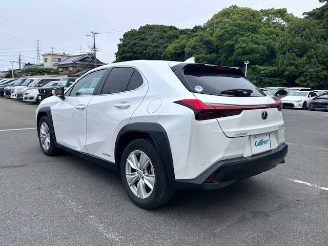 レクサス ＵＸ 250h バージョンC 大阪府 2020(令2)年 3.4万km ソニッククォーツ ナビ　/フルセグ　/Ｂｌｕｅｔｏｏｔｈ　/ＤＶＤ　/バックカメラ　/レザーシート　/シートヒーター　/ステアリングヒーター　/レーダークルーズコントロール　/前後コーナーセンサー　/ビルトイン２．０ＥＴＣ　/前後ドラレコ