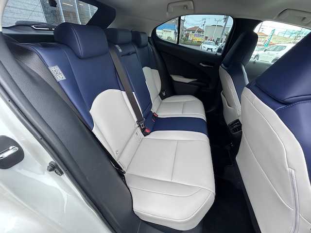 レクサス ＵＸ 250h バージョンC 大阪府 2020(令2)年 3.4万km ソニッククォーツ ナビ　/フルセグ　/Ｂｌｕｅｔｏｏｔｈ　/ＤＶＤ　/バックカメラ　/レザーシート　/シートヒーター　/ステアリングヒーター　/レーダークルーズコントロール　/前後コーナーセンサー　/ビルトイン２．０ＥＴＣ　/前後ドラレコ