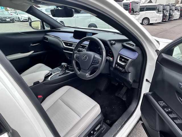 レクサス ＵＸ 250h バージョンC 大阪府 2020(令2)年 3.4万km ソニッククォーツ ナビ　/フルセグ　/Ｂｌｕｅｔｏｏｔｈ　/ＤＶＤ　/バックカメラ　/レザーシート　/シートヒーター　/ステアリングヒーター　/レーダークルーズコントロール　/前後コーナーセンサー　/ビルトイン２．０ＥＴＣ　/前後ドラレコ