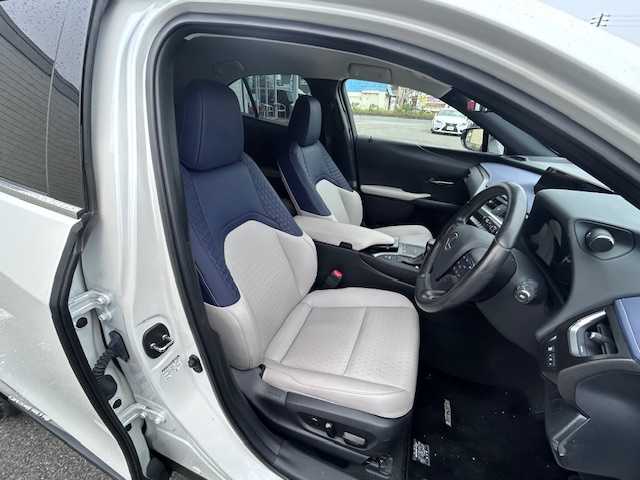 レクサス ＵＸ 250h バージョンC 大阪府 2020(令2)年 3.4万km ソニッククォーツ ナビ　/フルセグ　/Ｂｌｕｅｔｏｏｔｈ　/ＤＶＤ　/バックカメラ　/レザーシート　/シートヒーター　/ステアリングヒーター　/レーダークルーズコントロール　/前後コーナーセンサー　/ビルトイン２．０ＥＴＣ　/前後ドラレコ