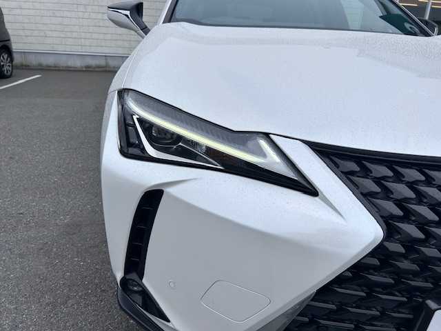 レクサス ＵＸ 250h バージョンC 大阪府 2020(令2)年 3.4万km ソニッククォーツ ナビ　/フルセグ　/Ｂｌｕｅｔｏｏｔｈ　/ＤＶＤ　/バックカメラ　/レザーシート　/シートヒーター　/ステアリングヒーター　/レーダークルーズコントロール　/前後コーナーセンサー　/ビルトイン２．０ＥＴＣ　/前後ドラレコ