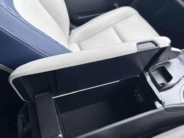 レクサス ＵＸ 250h バージョンC 大阪府 2020(令2)年 3.4万km ソニッククォーツ ナビ　/フルセグ　/Ｂｌｕｅｔｏｏｔｈ　/ＤＶＤ　/バックカメラ　/レザーシート　/シートヒーター　/ステアリングヒーター　/レーダークルーズコントロール　/前後コーナーセンサー　/ビルトイン２．０ＥＴＣ　/前後ドラレコ