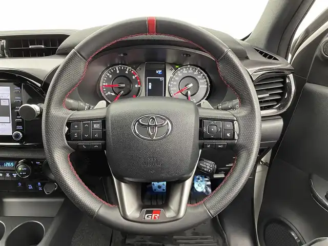 トヨタ ハイラックス Z GRスポーツ 宮城県 2023(令5)年 2.5万km スーパーホワイトⅡ 純正ナビ　/全周囲カメラ　/純正ベッドライナー　/トノカバー　/ＲＡＹＳ１７インチアルミ　/フロントリフトアップ　/ＴＯＹＯＴＡデカール　/オーバーフェンダー　/専用レッドキャリパー/純正ラバーマット/パワーシート　/ハーフレザーシート/ＥＴＣ　/前後ドライブレコーダー/アダプティブクルーズコントロール/プリクラッシュセーフティ/レーンディパーチャーアラート /クリアランスソナー/禁煙車