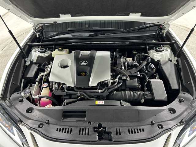 レクサス ＥＳ 300h Fスポーツ 神奈川県 2018(平30)年 2.3万km ホワイトノーヴァガラスフレーク ムーンルーフ/純正ナビゲーション/フルセグ　Bluetooth　CD DVD　SD　AUX　USB　Miracast/ハンズフリーパワートランクグリッド/ヘッドアップディスプレイ/デジタルインナーミラー/ブラインドスポットモニター/パーキングサポートブレーキ/セーフティシステムプラス/プリクラッシュセーフティ/レーントレーシングアシスト/アダブティブハイビームシステム/レーダークルーズコントロール/ロードサインアシスト/革巻きステアリング/ステアリングスイッチ/ステアリングヒーター/パドルシフト/合皮スポーツシート/前席パワーシート/シートヒーター/ベンチレーション/運転席ポジションメモリー/リア電動サンシェード/社外前方ドライブレコーダー/純正ビルトインETC2.0/電動パーキングブレーキ/オートブレーキホールド/プッシュスタート/スマートキー/純正リアスポイラー/純正19インチアルミホイール/3眼フルLEDヘッドランプ/オートライト/フロントフォグランプ