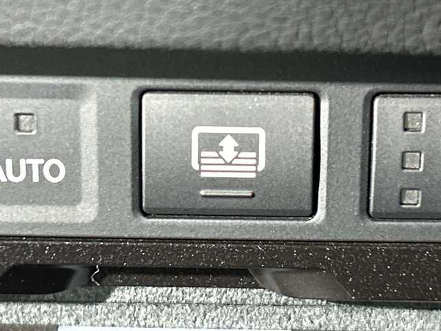 レクサス ＥＳ 300h Fスポーツ 神奈川県 2018(平30)年 2.3万km ホワイトノーヴァガラスフレーク ムーンルーフ/純正ナビゲーション/フルセグ　Bluetooth　CD DVD　SD　AUX　USB　Miracast/ハンズフリーパワートランクグリッド/ヘッドアップディスプレイ/デジタルインナーミラー/ブラインドスポットモニター/パーキングサポートブレーキ/セーフティシステムプラス/プリクラッシュセーフティ/レーントレーシングアシスト/アダブティブハイビームシステム/レーダークルーズコントロール/ロードサインアシスト/革巻きステアリング/ステアリングスイッチ/ステアリングヒーター/パドルシフト/合皮スポーツシート/前席パワーシート/シートヒーター/ベンチレーション/運転席ポジションメモリー/リア電動サンシェード/社外前方ドライブレコーダー/純正ビルトインETC2.0/電動パーキングブレーキ/オートブレーキホールド/プッシュスタート/スマートキー/純正リアスポイラー/純正19インチアルミホイール/3眼フルLEDヘッドランプ/オートライト/フロントフォグランプ