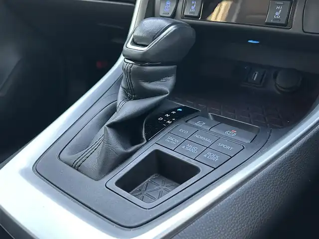 トヨタ ＲＡＶ４ G 岩手県 2021(令3)年 2.4万km ホワイトパールクリスタルシャイン ４ＷＤ　/純正9型ナビ　/(フルセグTV、BT。Miracast)/レーダークルコン　/白革シート　/ＥＴＣ　/バックカメラ　/サイドカメラ/全方位モニター　/ＴＶキャンセラー　/社外ドラレコ　/運転席パワーシート/前席シートヒーター　/シートメモリ/ステアリングヒーター　/電動リアゲート　/オートハイビーム/純正AW冬タイヤセット有/フロアゴムマット/革巻きステアリング/12V/120Wソケット/衝突軽減装置/USB×5/横滑り防止装置/スマートキー×2/保証書 取説