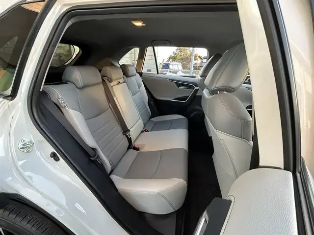 トヨタ ＲＡＶ４ G 岩手県 2021(令3)年 2.4万km ホワイトパールクリスタルシャイン ４ＷＤ　/純正9型ナビ　/(フルセグTV、BT。Miracast)/レーダークルコン　/白革シート　/ＥＴＣ　/バックカメラ　/サイドカメラ/全方位モニター　/ＴＶキャンセラー　/社外ドラレコ　/運転席パワーシート/前席シートヒーター　/シートメモリ/ステアリングヒーター　/電動リアゲート　/オートハイビーム/純正AW冬タイヤセット有/フロアゴムマット/革巻きステアリング/12V/120Wソケット/衝突軽減装置/USB×5/横滑り防止装置/スマートキー×2/保証書 取説