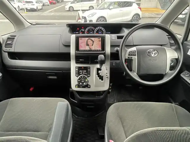 トヨタ ヴォクシー X Lエディション 島根県 2011(平23)年 9.6万km ホワイトパールクリスタルシャイン 社外メモリナビ　/(地デジＴＶ/ＤＶＤ再生)/ＥＴＣ　/バックカメラ　/片側パワースライドドア　/スマートキー/プッシュスタート　/純正ＨＩＤヘッドライト　/純正フロアマット　/社外１５インチアルミホイール/サマータイヤ積み込み/・205/50/ZR17/・溝3ミリ/・社外アルミホイール