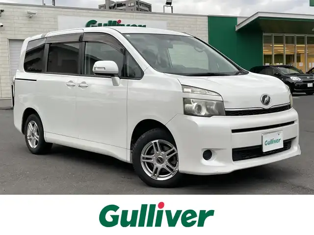 トヨタ ヴォクシー X Lエディション 島根県 2011(平23)年 9.6万km ホワイトパールクリスタルシャイン 社外メモリナビ　/(地デジＴＶ/ＤＶＤ再生)/ＥＴＣ　/バックカメラ　/片側パワースライドドア　/スマートキー/プッシュスタート　/純正ＨＩＤヘッドライト　/純正フロアマット　/社外１５インチアルミホイール/サマータイヤ積み込み/・205/50/ZR17/・溝3ミリ/・社外アルミホイール