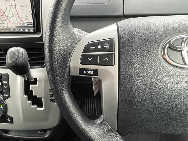 トヨタ ヴォクシー X Lエディション 島根県 2011(平23)年 9.6万km ホワイトパールクリスタルシャイン 社外メモリナビ　/(地デジＴＶ/ＤＶＤ再生)/ＥＴＣ　/バックカメラ　/片側パワースライドドア　/スマートキー/プッシュスタート　/純正ＨＩＤヘッドライト　/純正フロアマット　/社外１５インチアルミホイール/サマータイヤ積み込み/・205/50/ZR17/・溝3ミリ/・社外アルミホイール