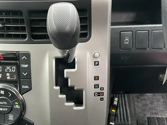 トヨタ ヴォクシー X Lエディション 島根県 2011(平23)年 9.6万km ホワイトパールクリスタルシャイン 社外メモリナビ　/(地デジＴＶ/ＤＶＤ再生)/ＥＴＣ　/バックカメラ　/片側パワースライドドア　/スマートキー/プッシュスタート　/純正ＨＩＤヘッドライト　/純正フロアマット　/社外１５インチアルミホイール/サマータイヤ積み込み/・205/50/ZR17/・溝3ミリ/・社外アルミホイール