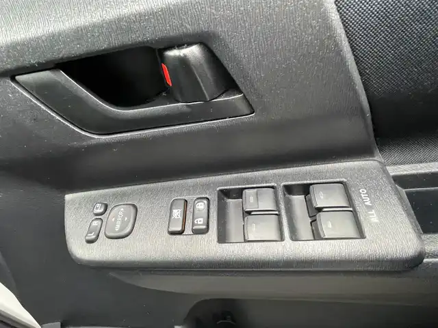 トヨタ ヴォクシー X Lエディション 島根県 2011(平23)年 9.6万km ホワイトパールクリスタルシャイン 社外メモリナビ　/(地デジＴＶ/ＤＶＤ再生)/ＥＴＣ　/バックカメラ　/片側パワースライドドア　/スマートキー/プッシュスタート　/純正ＨＩＤヘッドライト　/純正フロアマット　/社外１５インチアルミホイール/サマータイヤ積み込み/・205/50/ZR17/・溝3ミリ/・社外アルミホイール