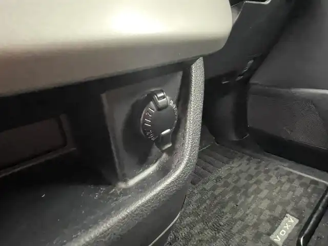 トヨタ ヴォクシー X Lエディション 島根県 2011(平23)年 9.6万km ホワイトパールクリスタルシャイン 社外メモリナビ　/(地デジＴＶ/ＤＶＤ再生)/ＥＴＣ　/バックカメラ　/片側パワースライドドア　/スマートキー/プッシュスタート　/純正ＨＩＤヘッドライト　/純正フロアマット　/社外１５インチアルミホイール/サマータイヤ積み込み/・205/50/ZR17/・溝3ミリ/・社外アルミホイール