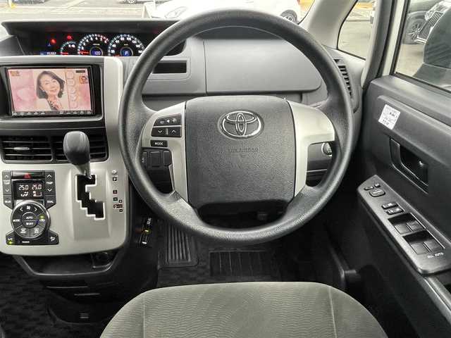 トヨタ ヴォクシー X Lエディション 島根県 2011(平23)年 9.6万km ホワイトパールクリスタルシャイン 社外メモリナビ　/(地デジＴＶ/ＤＶＤ再生)/ＥＴＣ　/バックカメラ　/片側パワースライドドア　/スマートキー/プッシュスタート　/純正ＨＩＤヘッドライト　/純正フロアマット　/社外１５インチアルミホイール/サマータイヤ積み込み/・205/50/ZR17/・溝3ミリ/・社外アルミホイール