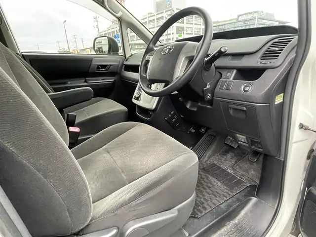 トヨタ ヴォクシー X Lエディション 島根県 2011(平23)年 9.6万km ホワイトパールクリスタルシャイン 社外メモリナビ　/(地デジＴＶ/ＤＶＤ再生)/ＥＴＣ　/バックカメラ　/片側パワースライドドア　/スマートキー/プッシュスタート　/純正ＨＩＤヘッドライト　/純正フロアマット　/社外１５インチアルミホイール/サマータイヤ積み込み/・205/50/ZR17/・溝3ミリ/・社外アルミホイール