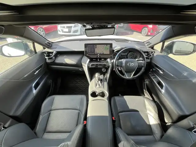 トヨタ ハリアー Z レザーパッケージ 三重県 2020(令2)年 5.6万km ホワイトパールクリスタルシャイン 調光パノラマルーフ/寒冷地仕様（デアイザー/リアフォグランプ）/パノラミックビューモニター/デジタルインナーミラー(前後方録画機能付)/JBLプレミアムサウンドシステム（9スピーカー）/TコネクトSDナビゲーションシステム(12.3インチディスプレイ)（Bluetooth/AppleCarPlay/AndroidAuto/AM/FM/USB/AUX/地デジTV）/ETC2.0/セーフティセンス（プリクラッシュセーフティ/レーントレーシングアシスト/レーダークルーズコントロール/アダプティプハイビームアシスト/ロードサインアシスト）/ブラインドスポットモニター/パーキングサポートブレーキ（前後方静止物/後方接近車両）/ハンズフリーパワーバックドア/ステアリングヒーター/パワーシート（運転席ポジションメモリー付/助手席）/ベンチレーション付快適温熱シート（運転席/助手席）/ダークグレーステッチ入ブラック革シート/プロジェクター式LEDヘッドランプ/デイタイムランニングランプ/ボディ同色ミラー（電動オート格納機能/ヒーター/ウインカー/足元照明付）/雨滴感応式フロントワイパー/スマートエントリー/プッシュスタート/スペアキー