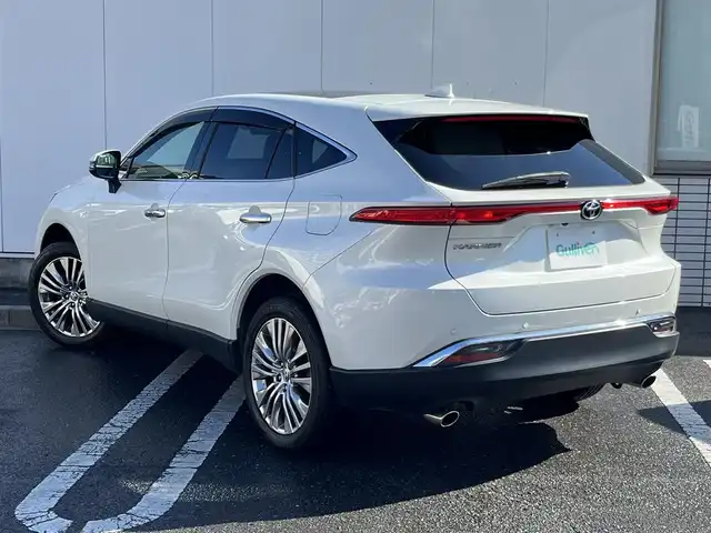 トヨタ ハリアー Z レザーパッケージ 三重県 2020(令2)年 5.6万km ホワイトパールクリスタルシャイン 調光パノラマルーフ/寒冷地仕様（デアイザー/リアフォグランプ）/パノラミックビューモニター/デジタルインナーミラー(前後方録画機能付)/JBLプレミアムサウンドシステム（9スピーカー）/TコネクトSDナビゲーションシステム(12.3インチディスプレイ)（Bluetooth/AppleCarPlay/AndroidAuto/AM/FM/USB/AUX/地デジTV）/ETC2.0/セーフティセンス（プリクラッシュセーフティ/レーントレーシングアシスト/レーダークルーズコントロール/アダプティプハイビームアシスト/ロードサインアシスト）/ブラインドスポットモニター/パーキングサポートブレーキ（前後方静止物/後方接近車両）/ハンズフリーパワーバックドア/ステアリングヒーター/パワーシート（運転席ポジションメモリー付/助手席）/ベンチレーション付快適温熱シート（運転席/助手席）/ダークグレーステッチ入ブラック革シート/プロジェクター式LEDヘッドランプ/デイタイムランニングランプ/ボディ同色ミラー（電動オート格納機能/ヒーター/ウインカー/足元照明付）/雨滴感応式フロントワイパー/スマートエントリー/プッシュスタート/スペアキー