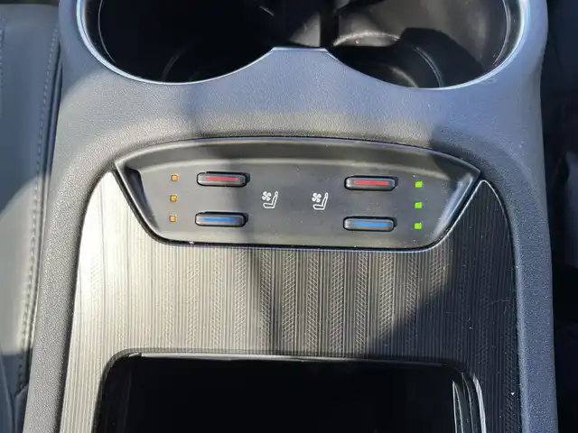 トヨタ ハリアー Z レザーパッケージ 三重県 2020(令2)年 5.6万km ホワイトパールクリスタルシャイン 調光パノラマルーフ/寒冷地仕様（デアイザー/リアフォグランプ）/パノラミックビューモニター/デジタルインナーミラー(前後方録画機能付)/JBLプレミアムサウンドシステム（9スピーカー）/TコネクトSDナビゲーションシステム(12.3インチディスプレイ)（Bluetooth/AppleCarPlay/AndroidAuto/AM/FM/USB/AUX/地デジTV）/ETC2.0/セーフティセンス（プリクラッシュセーフティ/レーントレーシングアシスト/レーダークルーズコントロール/アダプティプハイビームアシスト/ロードサインアシスト）/ブラインドスポットモニター/パーキングサポートブレーキ（前後方静止物/後方接近車両）/ハンズフリーパワーバックドア/ステアリングヒーター/パワーシート（運転席ポジションメモリー付/助手席）/ベンチレーション付快適温熱シート（運転席/助手席）/ダークグレーステッチ入ブラック革シート/プロジェクター式LEDヘッドランプ/デイタイムランニングランプ/ボディ同色ミラー（電動オート格納機能/ヒーター/ウインカー/足元照明付）/雨滴感応式フロントワイパー/スマートエントリー/プッシュスタート/スペアキー