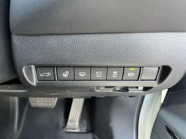 トヨタ ハリアー Z レザーパッケージ 三重県 2020(令2)年 5.6万km ホワイトパールクリスタルシャイン 調光パノラマルーフ/寒冷地仕様（デアイザー/リアフォグランプ）/パノラミックビューモニター/デジタルインナーミラー(前後方録画機能付)/JBLプレミアムサウンドシステム（9スピーカー）/TコネクトSDナビゲーションシステム(12.3インチディスプレイ)（Bluetooth/AppleCarPlay/AndroidAuto/AM/FM/USB/AUX/地デジTV）/ETC2.0/セーフティセンス（プリクラッシュセーフティ/レーントレーシングアシスト/レーダークルーズコントロール/アダプティプハイビームアシスト/ロードサインアシスト）/ブラインドスポットモニター/パーキングサポートブレーキ（前後方静止物/後方接近車両）/ハンズフリーパワーバックドア/ステアリングヒーター/パワーシート（運転席ポジションメモリー付/助手席）/ベンチレーション付快適温熱シート（運転席/助手席）/ダークグレーステッチ入ブラック革シート/プロジェクター式LEDヘッドランプ/デイタイムランニングランプ/ボディ同色ミラー（電動オート格納機能/ヒーター/ウインカー/足元照明付）/雨滴感応式フロントワイパー/スマートエントリー/プッシュスタート/スペアキー