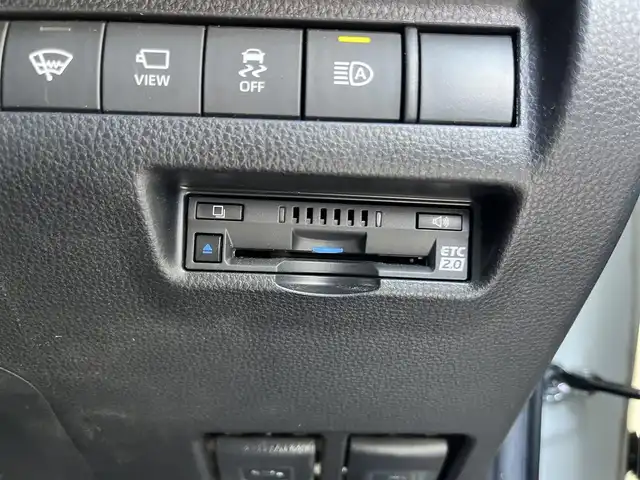 トヨタ ハリアー Z レザーパッケージ 三重県 2020(令2)年 5.6万km ホワイトパールクリスタルシャイン 調光パノラマルーフ/寒冷地仕様（デアイザー/リアフォグランプ）/パノラミックビューモニター/デジタルインナーミラー(前後方録画機能付)/JBLプレミアムサウンドシステム（9スピーカー）/TコネクトSDナビゲーションシステム(12.3インチディスプレイ)（Bluetooth/AppleCarPlay/AndroidAuto/AM/FM/USB/AUX/地デジTV）/ETC2.0/セーフティセンス（プリクラッシュセーフティ/レーントレーシングアシスト/レーダークルーズコントロール/アダプティプハイビームアシスト/ロードサインアシスト）/ブラインドスポットモニター/パーキングサポートブレーキ（前後方静止物/後方接近車両）/ハンズフリーパワーバックドア/ステアリングヒーター/パワーシート（運転席ポジションメモリー付/助手席）/ベンチレーション付快適温熱シート（運転席/助手席）/ダークグレーステッチ入ブラック革シート/プロジェクター式LEDヘッドランプ/デイタイムランニングランプ/ボディ同色ミラー（電動オート格納機能/ヒーター/ウインカー/足元照明付）/雨滴感応式フロントワイパー/スマートエントリー/プッシュスタート/スペアキー