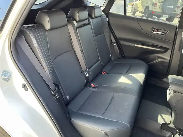 トヨタ ハリアー Z レザーパッケージ 三重県 2020(令2)年 5.6万km ホワイトパールクリスタルシャイン 調光パノラマルーフ/寒冷地仕様（デアイザー/リアフォグランプ）/パノラミックビューモニター/デジタルインナーミラー(前後方録画機能付)/JBLプレミアムサウンドシステム（9スピーカー）/TコネクトSDナビゲーションシステム(12.3インチディスプレイ)（Bluetooth/AppleCarPlay/AndroidAuto/AM/FM/USB/AUX/地デジTV）/ETC2.0/セーフティセンス（プリクラッシュセーフティ/レーントレーシングアシスト/レーダークルーズコントロール/アダプティプハイビームアシスト/ロードサインアシスト）/ブラインドスポットモニター/パーキングサポートブレーキ（前後方静止物/後方接近車両）/ハンズフリーパワーバックドア/ステアリングヒーター/パワーシート（運転席ポジションメモリー付/助手席）/ベンチレーション付快適温熱シート（運転席/助手席）/ダークグレーステッチ入ブラック革シート/プロジェクター式LEDヘッドランプ/デイタイムランニングランプ/ボディ同色ミラー（電動オート格納機能/ヒーター/ウインカー/足元照明付）/雨滴感応式フロントワイパー/スマートエントリー/プッシュスタート/スペアキー