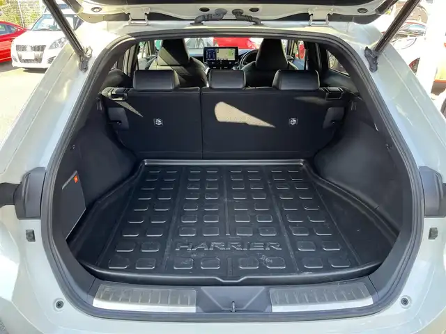 トヨタ ハリアー Z レザーパッケージ 三重県 2020(令2)年 5.6万km ホワイトパールクリスタルシャイン 調光パノラマルーフ/寒冷地仕様（デアイザー/リアフォグランプ）/パノラミックビューモニター/デジタルインナーミラー(前後方録画機能付)/JBLプレミアムサウンドシステム（9スピーカー）/TコネクトSDナビゲーションシステム(12.3インチディスプレイ)（Bluetooth/AppleCarPlay/AndroidAuto/AM/FM/USB/AUX/地デジTV）/ETC2.0/セーフティセンス（プリクラッシュセーフティ/レーントレーシングアシスト/レーダークルーズコントロール/アダプティプハイビームアシスト/ロードサインアシスト）/ブラインドスポットモニター/パーキングサポートブレーキ（前後方静止物/後方接近車両）/ハンズフリーパワーバックドア/ステアリングヒーター/パワーシート（運転席ポジションメモリー付/助手席）/ベンチレーション付快適温熱シート（運転席/助手席）/ダークグレーステッチ入ブラック革シート/プロジェクター式LEDヘッドランプ/デイタイムランニングランプ/ボディ同色ミラー（電動オート格納機能/ヒーター/ウインカー/足元照明付）/雨滴感応式フロントワイパー/スマートエントリー/プッシュスタート/スペアキー