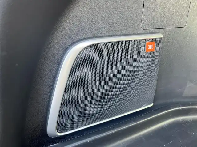 トヨタ ハリアー Z レザーパッケージ 三重県 2020(令2)年 5.6万km ホワイトパールクリスタルシャイン 調光パノラマルーフ/寒冷地仕様（デアイザー/リアフォグランプ）/パノラミックビューモニター/デジタルインナーミラー(前後方録画機能付)/JBLプレミアムサウンドシステム（9スピーカー）/TコネクトSDナビゲーションシステム(12.3インチディスプレイ)（Bluetooth/AppleCarPlay/AndroidAuto/AM/FM/USB/AUX/地デジTV）/ETC2.0/セーフティセンス（プリクラッシュセーフティ/レーントレーシングアシスト/レーダークルーズコントロール/アダプティプハイビームアシスト/ロードサインアシスト）/ブラインドスポットモニター/パーキングサポートブレーキ（前後方静止物/後方接近車両）/ハンズフリーパワーバックドア/ステアリングヒーター/パワーシート（運転席ポジションメモリー付/助手席）/ベンチレーション付快適温熱シート（運転席/助手席）/ダークグレーステッチ入ブラック革シート/プロジェクター式LEDヘッドランプ/デイタイムランニングランプ/ボディ同色ミラー（電動オート格納機能/ヒーター/ウインカー/足元照明付）/雨滴感応式フロントワイパー/スマートエントリー/プッシュスタート/スペアキー