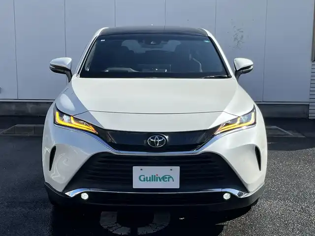 トヨタ ハリアー Z レザーパッケージ 三重県 2020(令2)年 5.6万km ホワイトパールクリスタルシャイン 調光パノラマルーフ/寒冷地仕様（デアイザー/リアフォグランプ）/パノラミックビューモニター/デジタルインナーミラー(前後方録画機能付)/JBLプレミアムサウンドシステム（9スピーカー）/TコネクトSDナビゲーションシステム(12.3インチディスプレイ)（Bluetooth/AppleCarPlay/AndroidAuto/AM/FM/USB/AUX/地デジTV）/ETC2.0/セーフティセンス（プリクラッシュセーフティ/レーントレーシングアシスト/レーダークルーズコントロール/アダプティプハイビームアシスト/ロードサインアシスト）/ブラインドスポットモニター/パーキングサポートブレーキ（前後方静止物/後方接近車両）/ハンズフリーパワーバックドア/ステアリングヒーター/パワーシート（運転席ポジションメモリー付/助手席）/ベンチレーション付快適温熱シート（運転席/助手席）/ダークグレーステッチ入ブラック革シート/プロジェクター式LEDヘッドランプ/デイタイムランニングランプ/ボディ同色ミラー（電動オート格納機能/ヒーター/ウインカー/足元照明付）/雨滴感応式フロントワイパー/スマートエントリー/プッシュスタート/スペアキー