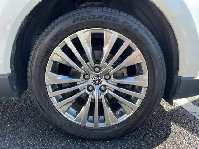 トヨタ ハリアー Z レザーパッケージ 三重県 2020(令2)年 5.6万km ホワイトパールクリスタルシャイン 調光パノラマルーフ/寒冷地仕様（デアイザー/リアフォグランプ）/パノラミックビューモニター/デジタルインナーミラー(前後方録画機能付)/JBLプレミアムサウンドシステム（9スピーカー）/TコネクトSDナビゲーションシステム(12.3インチディスプレイ)（Bluetooth/AppleCarPlay/AndroidAuto/AM/FM/USB/AUX/地デジTV）/ETC2.0/セーフティセンス（プリクラッシュセーフティ/レーントレーシングアシスト/レーダークルーズコントロール/アダプティプハイビームアシスト/ロードサインアシスト）/ブラインドスポットモニター/パーキングサポートブレーキ（前後方静止物/後方接近車両）/ハンズフリーパワーバックドア/ステアリングヒーター/パワーシート（運転席ポジションメモリー付/助手席）/ベンチレーション付快適温熱シート（運転席/助手席）/ダークグレーステッチ入ブラック革シート/プロジェクター式LEDヘッドランプ/デイタイムランニングランプ/ボディ同色ミラー（電動オート格納機能/ヒーター/ウインカー/足元照明付）/雨滴感応式フロントワイパー/スマートエントリー/プッシュスタート/スペアキー