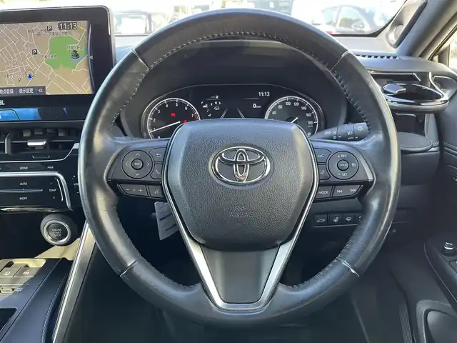 トヨタ ハリアー Z レザーパッケージ 三重県 2020(令2)年 5.6万km ホワイトパールクリスタルシャイン 調光パノラマルーフ/寒冷地仕様（デアイザー/リアフォグランプ）/パノラミックビューモニター/デジタルインナーミラー(前後方録画機能付)/JBLプレミアムサウンドシステム（9スピーカー）/TコネクトSDナビゲーションシステム(12.3インチディスプレイ)（Bluetooth/AppleCarPlay/AndroidAuto/AM/FM/USB/AUX/地デジTV）/ETC2.0/セーフティセンス（プリクラッシュセーフティ/レーントレーシングアシスト/レーダークルーズコントロール/アダプティプハイビームアシスト/ロードサインアシスト）/ブラインドスポットモニター/パーキングサポートブレーキ（前後方静止物/後方接近車両）/ハンズフリーパワーバックドア/ステアリングヒーター/パワーシート（運転席ポジションメモリー付/助手席）/ベンチレーション付快適温熱シート（運転席/助手席）/ダークグレーステッチ入ブラック革シート/プロジェクター式LEDヘッドランプ/デイタイムランニングランプ/ボディ同色ミラー（電動オート格納機能/ヒーター/ウインカー/足元照明付）/雨滴感応式フロントワイパー/スマートエントリー/プッシュスタート/スペアキー
