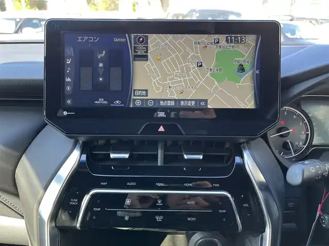 トヨタ ハリアー Z レザーパッケージ 三重県 2020(令2)年 5.6万km ホワイトパールクリスタルシャイン 調光パノラマルーフ/寒冷地仕様（デアイザー/リアフォグランプ）/パノラミックビューモニター/デジタルインナーミラー(前後方録画機能付)/JBLプレミアムサウンドシステム（9スピーカー）/TコネクトSDナビゲーションシステム(12.3インチディスプレイ)（Bluetooth/AppleCarPlay/AndroidAuto/AM/FM/USB/AUX/地デジTV）/ETC2.0/セーフティセンス（プリクラッシュセーフティ/レーントレーシングアシスト/レーダークルーズコントロール/アダプティプハイビームアシスト/ロードサインアシスト）/ブラインドスポットモニター/パーキングサポートブレーキ（前後方静止物/後方接近車両）/ハンズフリーパワーバックドア/ステアリングヒーター/パワーシート（運転席ポジションメモリー付/助手席）/ベンチレーション付快適温熱シート（運転席/助手席）/ダークグレーステッチ入ブラック革シート/プロジェクター式LEDヘッドランプ/デイタイムランニングランプ/ボディ同色ミラー（電動オート格納機能/ヒーター/ウインカー/足元照明付）/雨滴感応式フロントワイパー/スマートエントリー/プッシュスタート/スペアキー