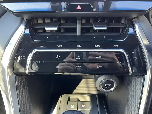 トヨタ ハリアー Z レザーパッケージ 三重県 2020(令2)年 5.6万km ホワイトパールクリスタルシャイン 調光パノラマルーフ/寒冷地仕様（デアイザー/リアフォグランプ）/パノラミックビューモニター/デジタルインナーミラー(前後方録画機能付)/JBLプレミアムサウンドシステム（9スピーカー）/TコネクトSDナビゲーションシステム(12.3インチディスプレイ)（Bluetooth/AppleCarPlay/AndroidAuto/AM/FM/USB/AUX/地デジTV）/ETC2.0/セーフティセンス（プリクラッシュセーフティ/レーントレーシングアシスト/レーダークルーズコントロール/アダプティプハイビームアシスト/ロードサインアシスト）/ブラインドスポットモニター/パーキングサポートブレーキ（前後方静止物/後方接近車両）/ハンズフリーパワーバックドア/ステアリングヒーター/パワーシート（運転席ポジションメモリー付/助手席）/ベンチレーション付快適温熱シート（運転席/助手席）/ダークグレーステッチ入ブラック革シート/プロジェクター式LEDヘッドランプ/デイタイムランニングランプ/ボディ同色ミラー（電動オート格納機能/ヒーター/ウインカー/足元照明付）/雨滴感応式フロントワイパー/スマートエントリー/プッシュスタート/スペアキー