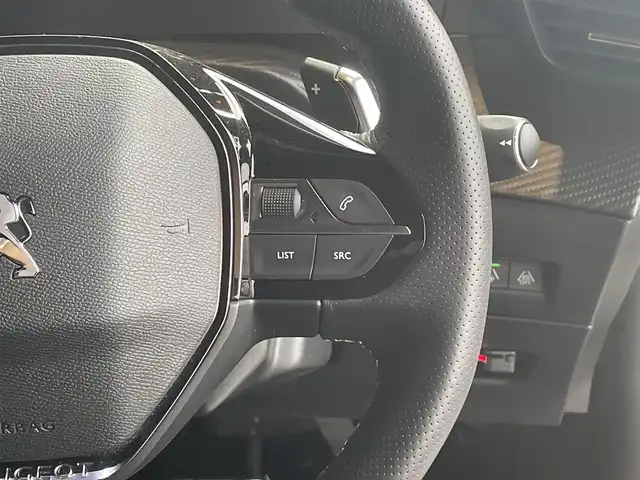 プジョー ２００８ GT 高知県 2022(令4)年 2.4万km パール 純正ディスプレイオーディオ/　【AppleCarPlay/ＡｎｄｒｏｉｄＡｕｔｏ】/サンルーフ/アクティブセーフティブレーキ/クルーズコントロール/ブラインドスポットモニター/レーンキープアシスト/インテリジェントハイビーム/パーキングセンサー/タイヤ空気圧警告/アンビエンスライト/ハーフレザーシート/シートヒーター