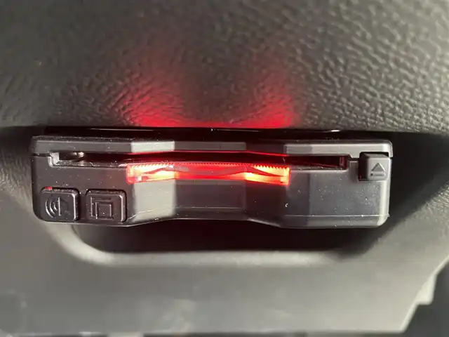 プジョー ２００８ GT 高知県 2022(令4)年 2.4万km パール 純正ディスプレイオーディオ/　【AppleCarPlay/ＡｎｄｒｏｉｄＡｕｔｏ】/サンルーフ/アクティブセーフティブレーキ/クルーズコントロール/ブラインドスポットモニター/レーンキープアシスト/インテリジェントハイビーム/パーキングセンサー/タイヤ空気圧警告/アンビエンスライト/ハーフレザーシート/シートヒーター